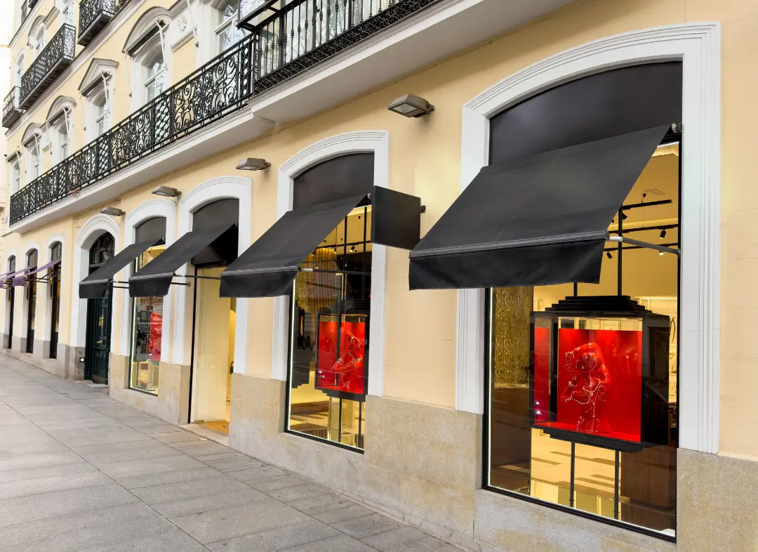 Façade vitrine de magasin en aluminium sur mesure à Outreau